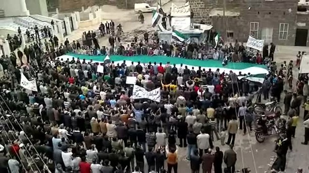 Demonstrasi antipemerintah Suriah di Khirbet, al-Ghazaleh, Daraa. (Source: Abc.net.au)