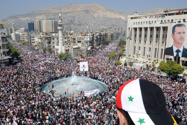 Pendukung Presiden Suriah Bashar al-Assad berunjukrasa di alun-alun Kota Damaskus. (Source: Reuters)